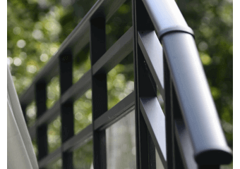 Garde-corps aluminium vitré et barreau horizontal