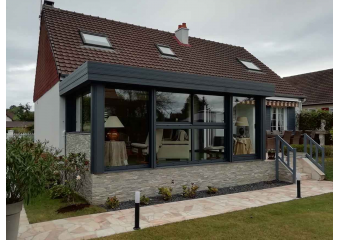 Extension moderne à toiture plate
